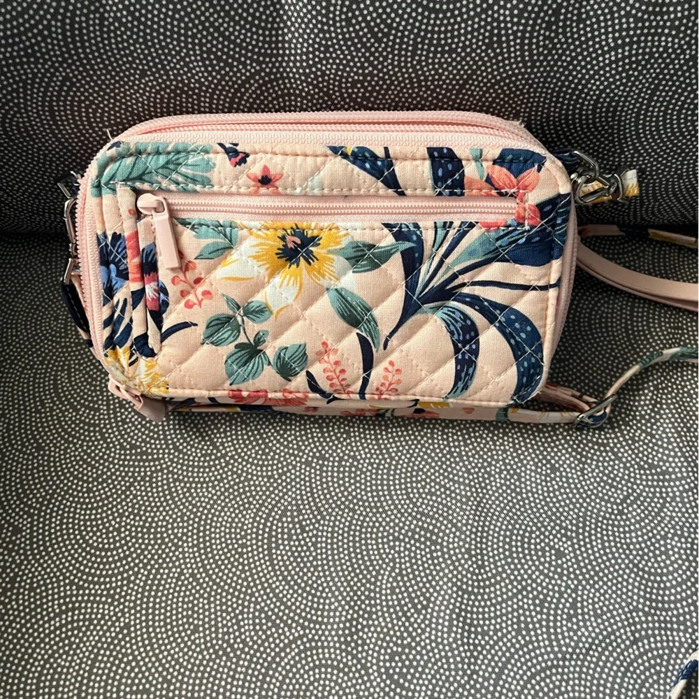 Vera Bradley Floral Print Wristlet Clutch *Make an Offer or Bundle*